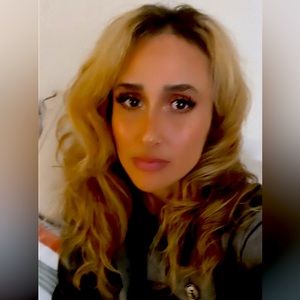 Meet your Posher, Vee